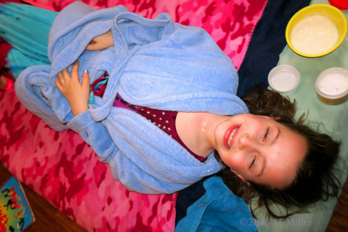 Ready For Her Kids Facial Masque With A Smile And Blue Spa Robe! Ready For Her Kids Facial Masque With A Smile And Blue Spa Robe!