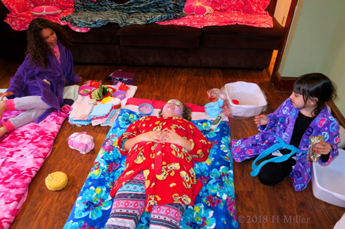 Two Friends Look On While Another Gets A Girls Facial Two Friends Look On While Another Gets A Girls Facial