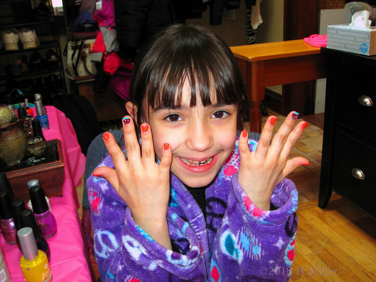 Big Smile With Beautiful Girls Manicure At The Kids Spa Party! 1