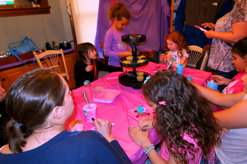 Arranging And Decorating Cupcakes