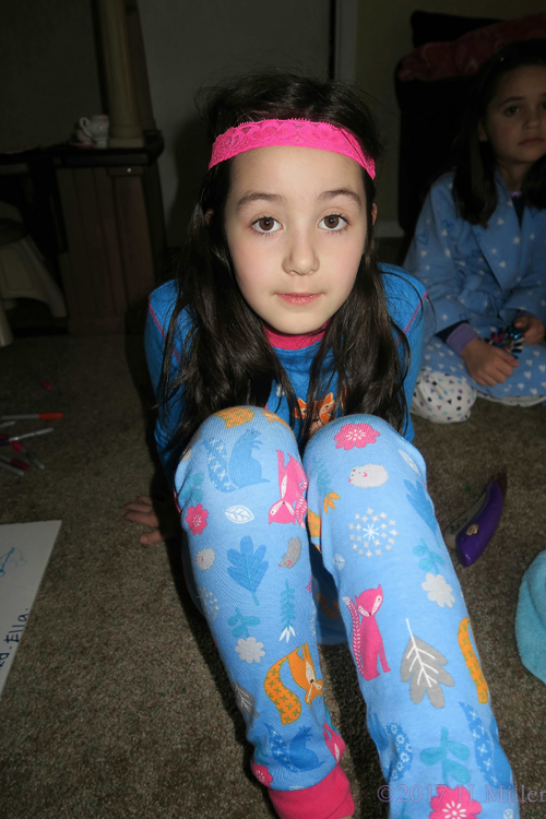 Simple Yet Chic With A Lace Hairband And Wavy Girls Hairstyle. Simple Yet Chic With A Lace Hairband And Wavy Girls Hairstyle.