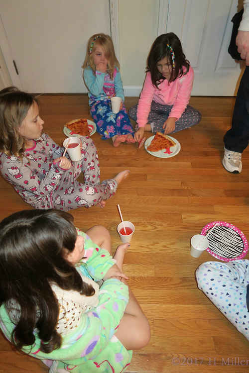 Everyone Loves Pizza! Everyone Loves Pizza!