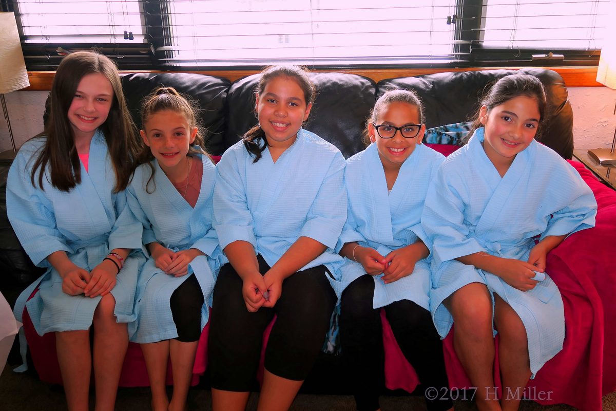 Madison And Her Friends Group Photo At The Kids Spa. 