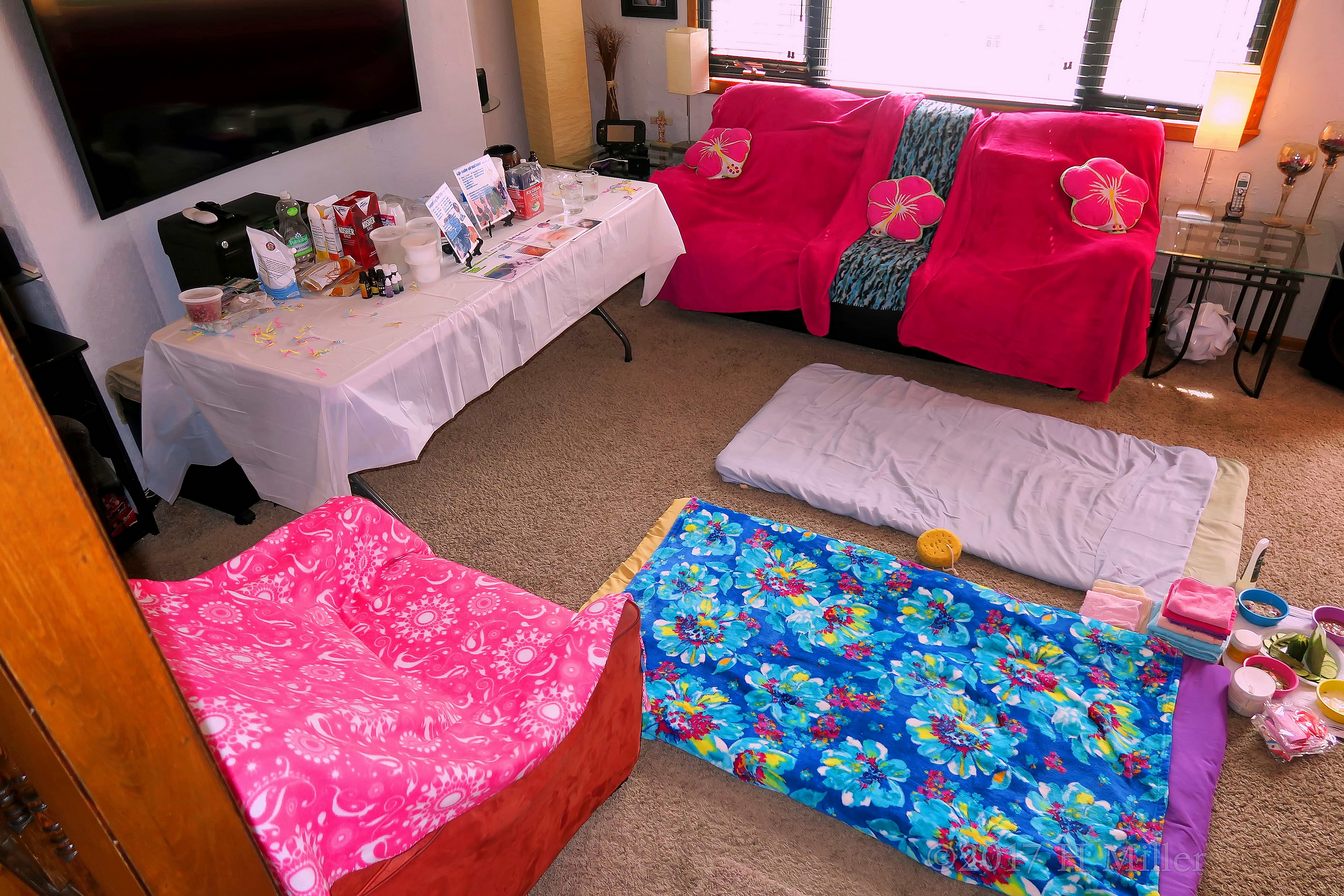 Spa Party Massage And Facial Spa Activity Area With Special Kids Spa Decorations. Spa Party Massage And Facial Spa Activity Area With Special Kids Spa Decorations.