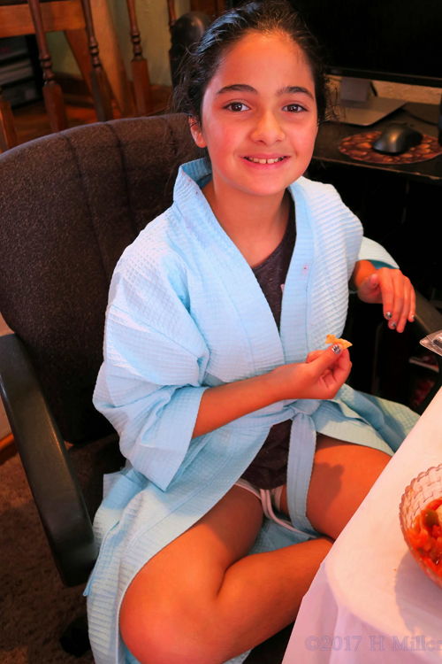 Having Yummy Chips At The Party For Girls! Having Yummy Chips At The Party For Girls!