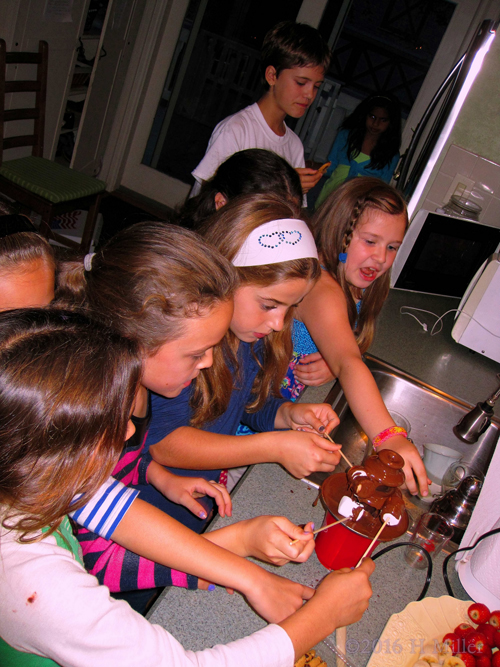 Delicious Chocolate Fountain For Party Snack Delicious Chocolate Fountain For Party Snack