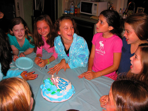 Giggling Around The Cake Table Giggling Around The Cake Table