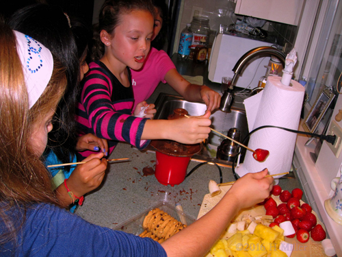 Yummy Strawberries To Dip In Chocolat Yummy Strawberries To Dip In Chocolat