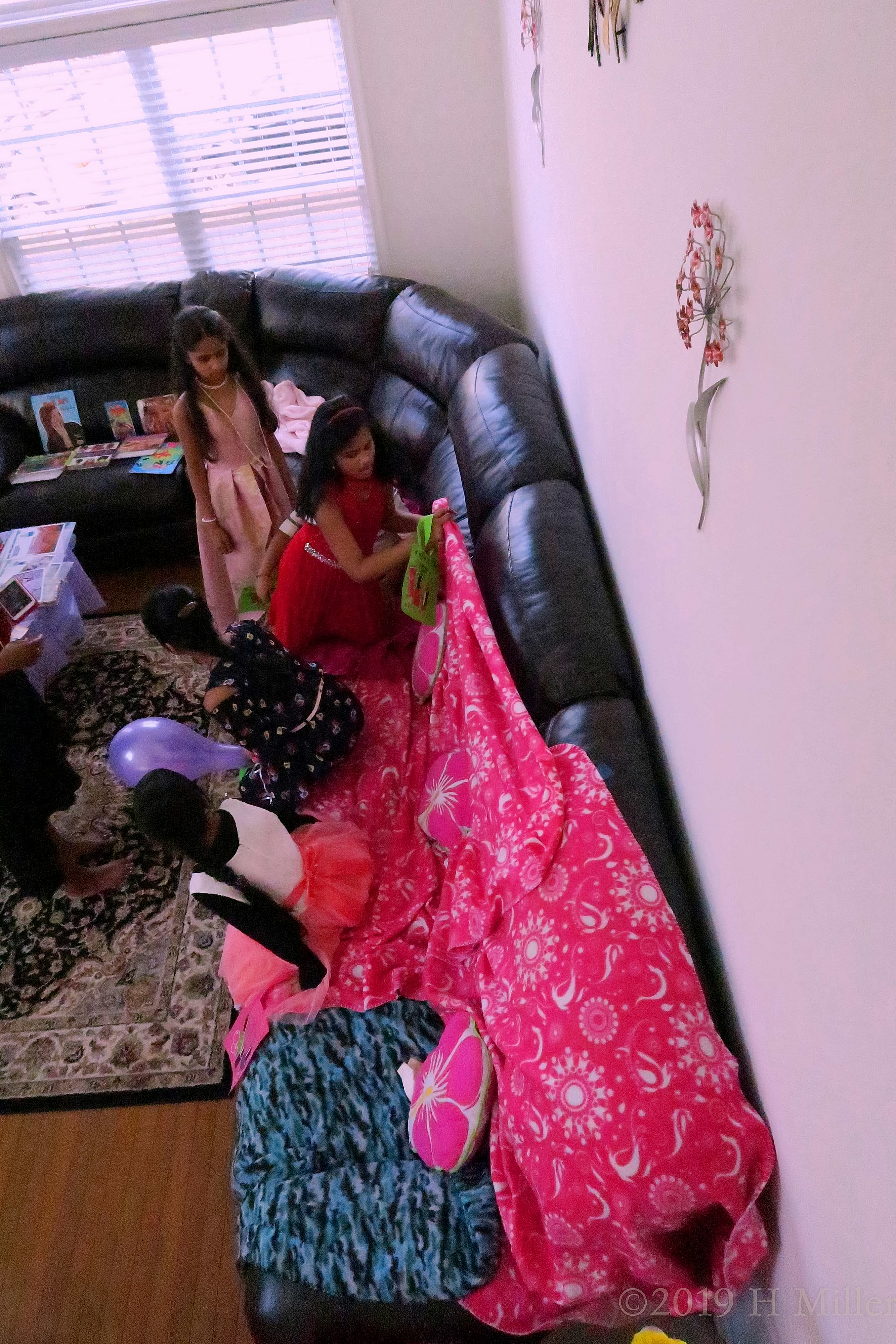 Girls Are Having Fun Getting Ready For Group Photos On The Spa Couch Before Spa Activities Girls Are Having Fun Getting Ready For Group Photos On The Spa Couch Before Spa Activities