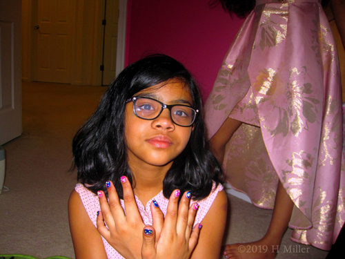 How Cute! Blue And Pink Nail Art With White Dots How Cute! Blue And Pink Nail Art With White Dots