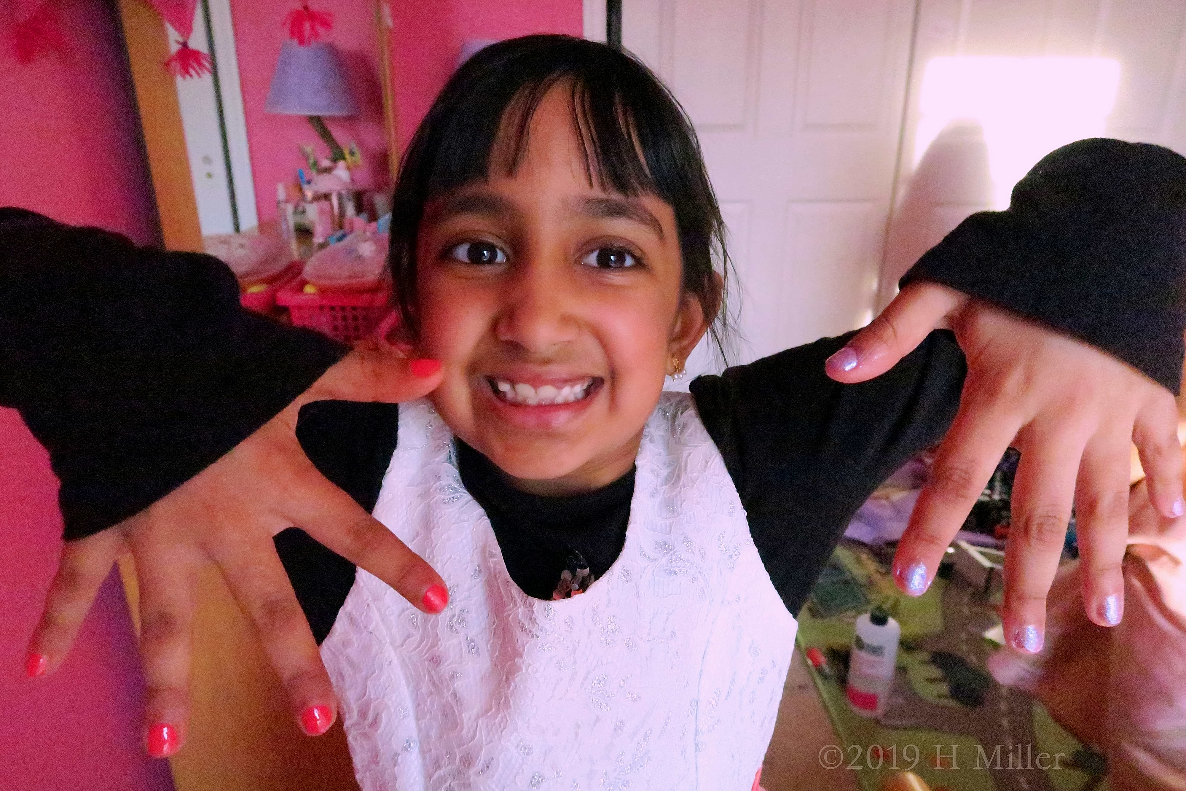 Wow Cool! Sparkly White And Pretty Pink Manicure For Girls Wow Cool! Sparkly White And Pretty Pink Manicure For Girls