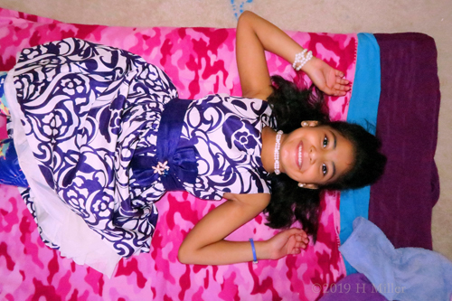 She Poses With A Big Smile To Take A Photo Before The Facial For Girls! She Poses With A Big Smile To Take A Photo Before The Facial For Girls!