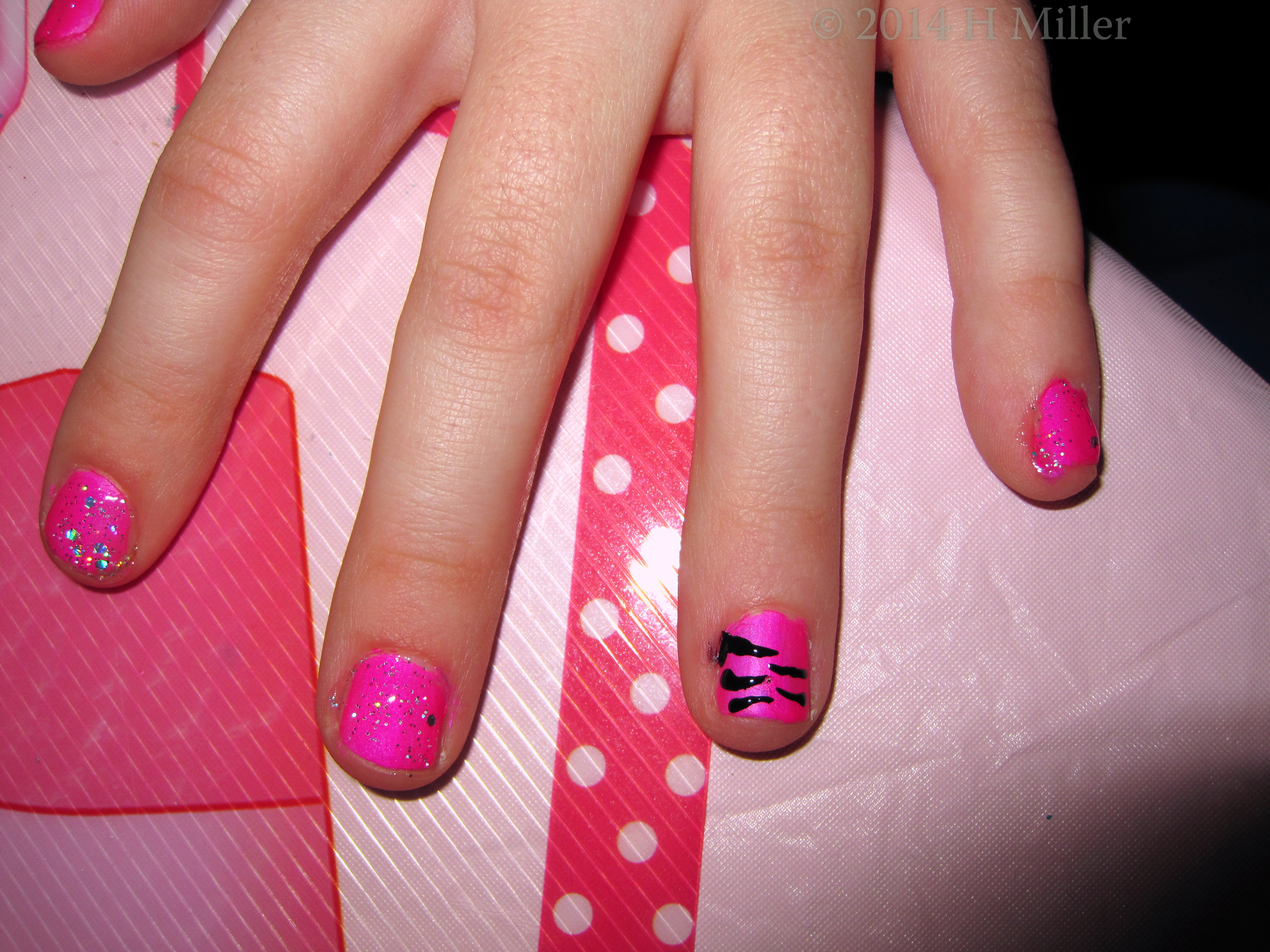 Nail Art Hot Pink And Black Tiger Stripes 