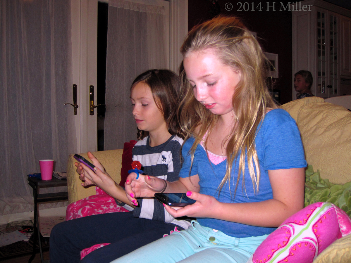 Everyone's Always Checking Out Their Phones!! Everyone's Always Checking Out Their Phones!!