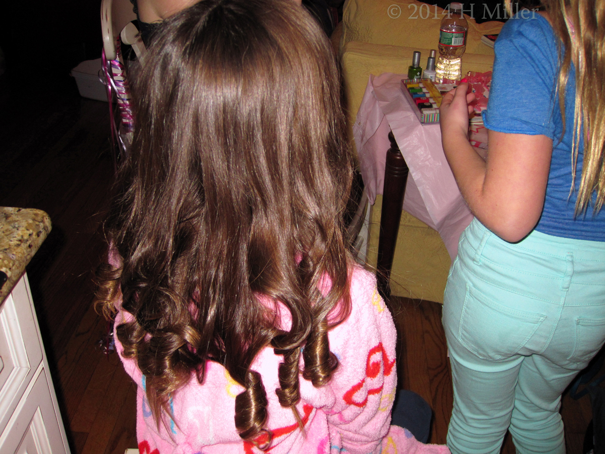 Girls Spa Party Hair Styling Loose Curls 