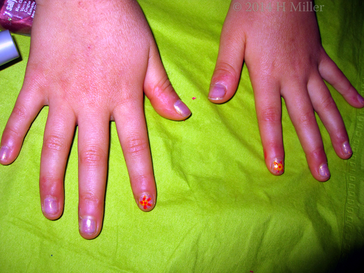 Lavender Sparkle Nail Polish With Ray Flower Design Lavender Sparkle Nail Polish With Ray Flower Design