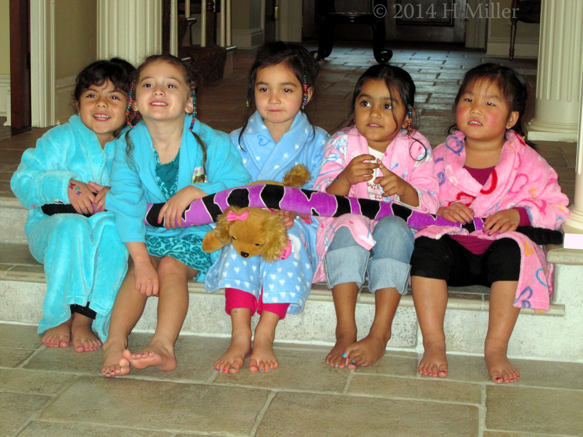 Maya And Friends Pose For A Group Pic Maya And Friends Pose For A Group Pic