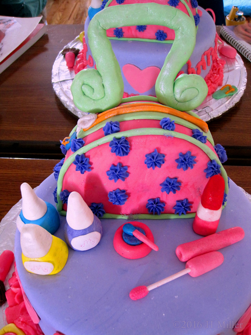 Awesome Home Spa Birthday Cake With Makeup And A Carrying Case! Adorable!