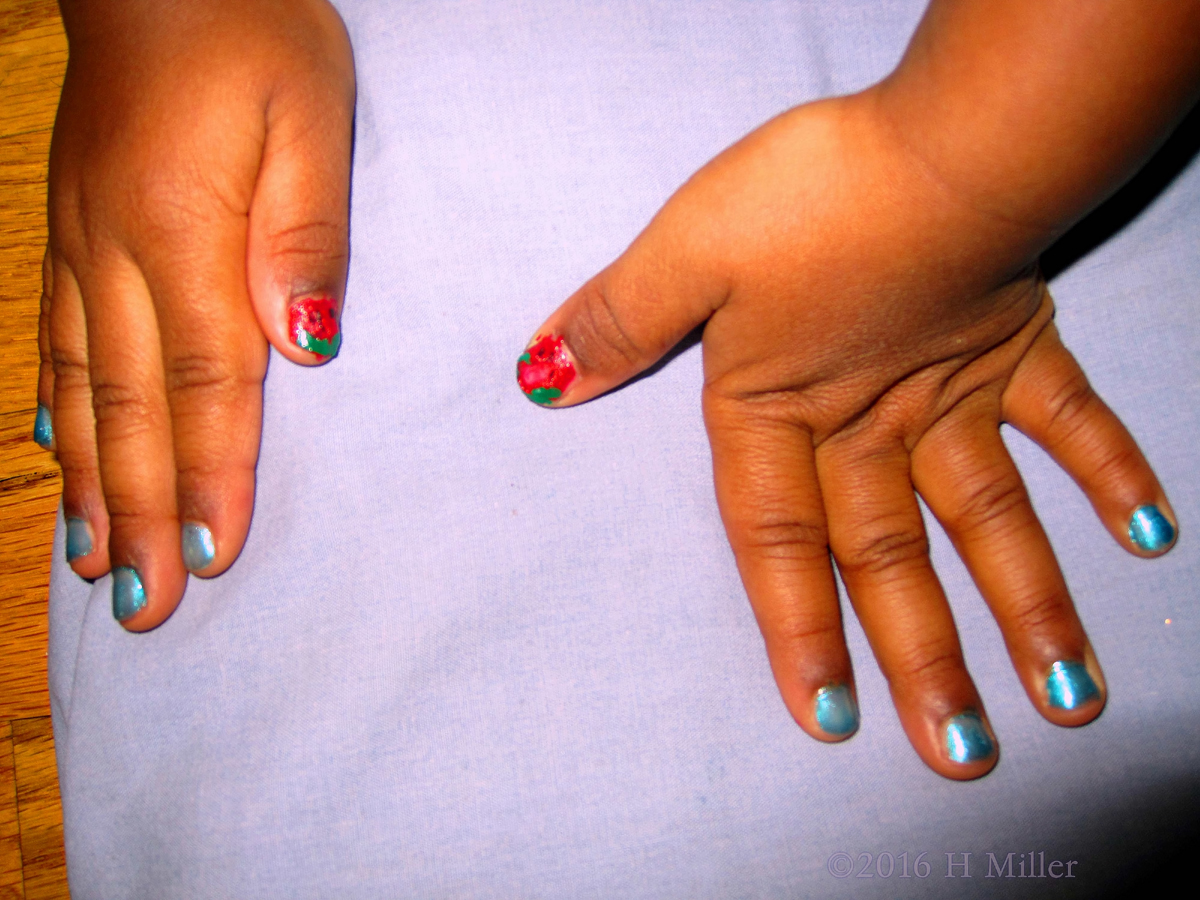 Cute Strawberry Manicure Art 