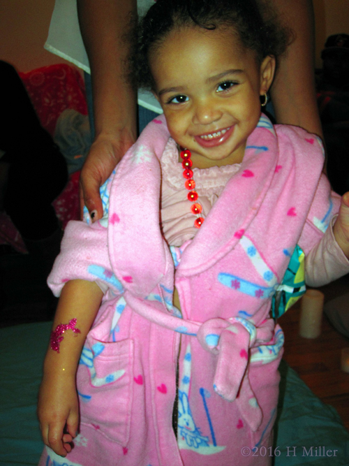 Having Lots Of Fun During The Girls Spa Party! Having Lots Of Fun During The Girls Spa Party!