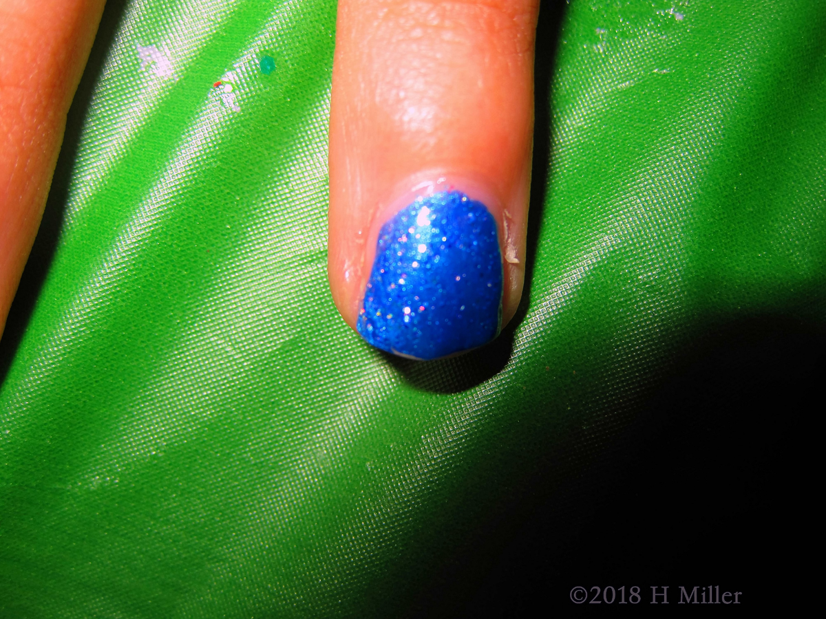Beautiful Sparkly Blue Nail Art Design 