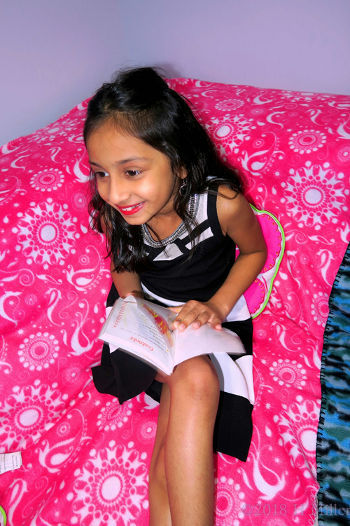 Meesha Chilaxing On Spa Throws Enjoying Her Nail Art Book Meesha Chilaxing On Spa Throws Enjoying Her Nail Art Book