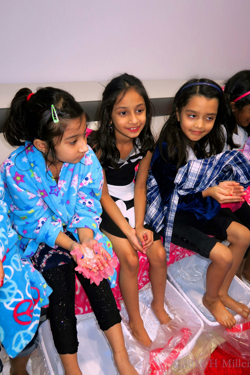 Mini Girls Pedicure Enjoyment Mini Girls Pedicure Enjoyment