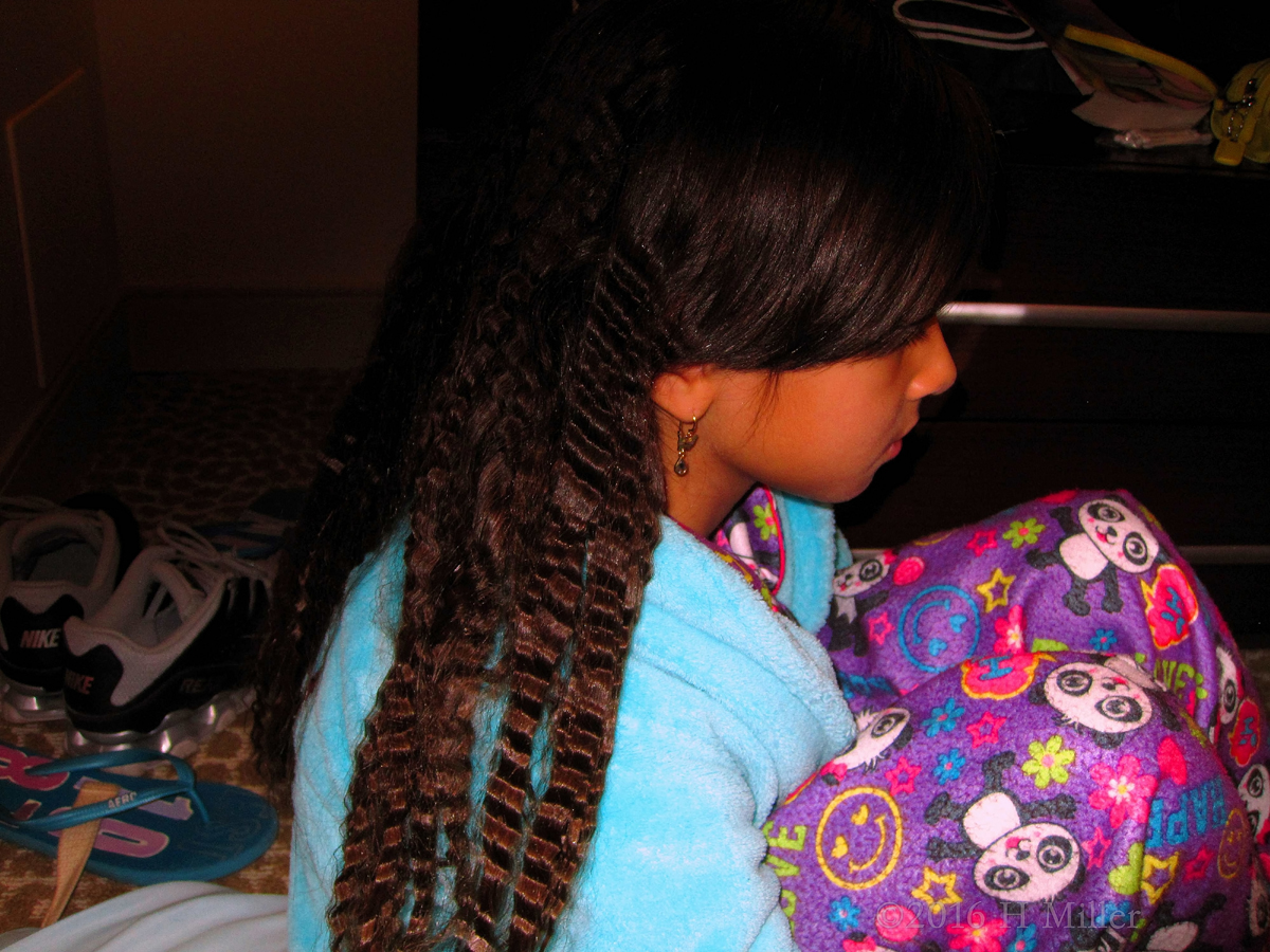 Full Crimped Hair Girls Hairstyle. 