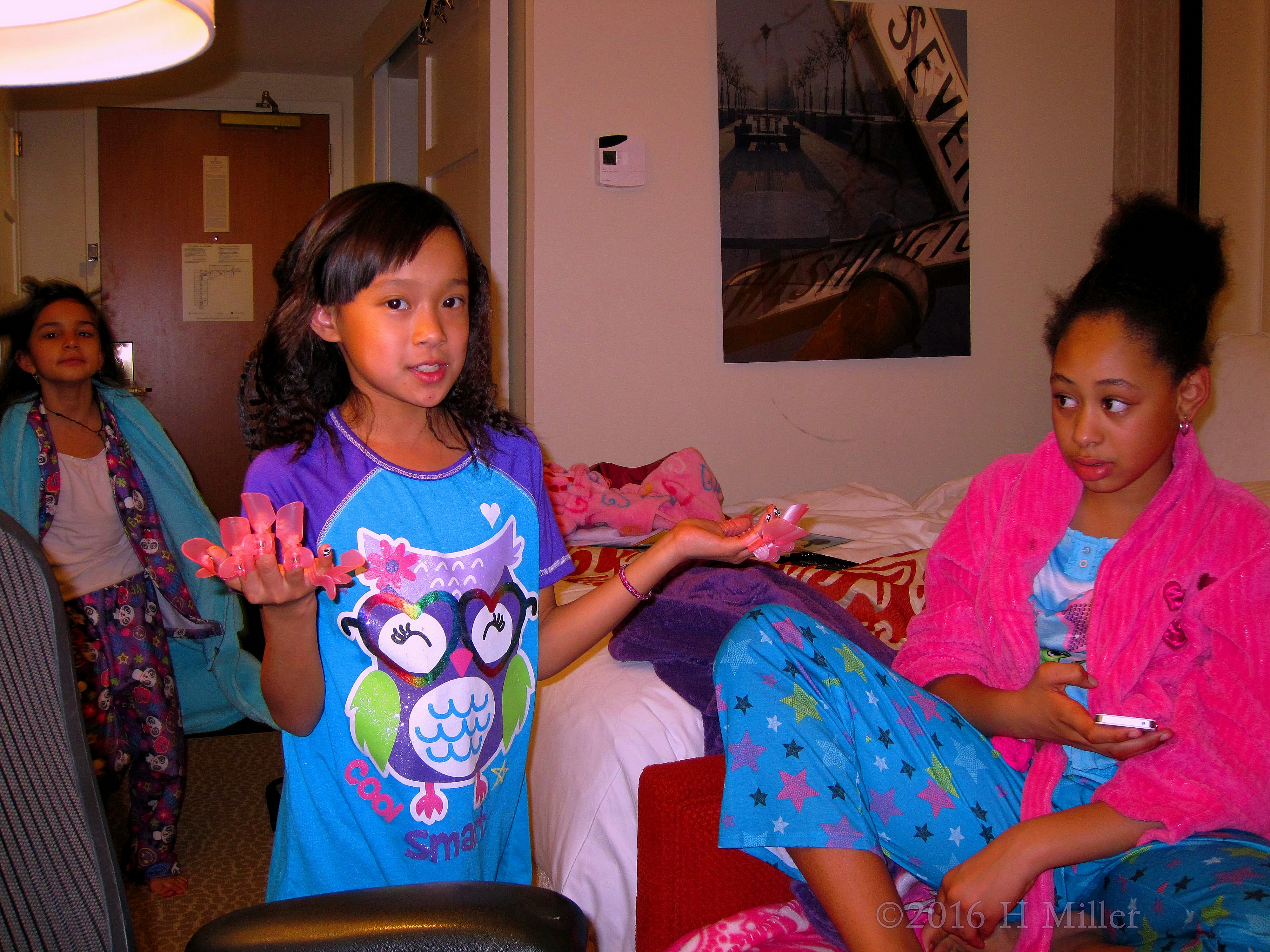 Mei Li With Manicure Clips Mei Li With Manicure Clips