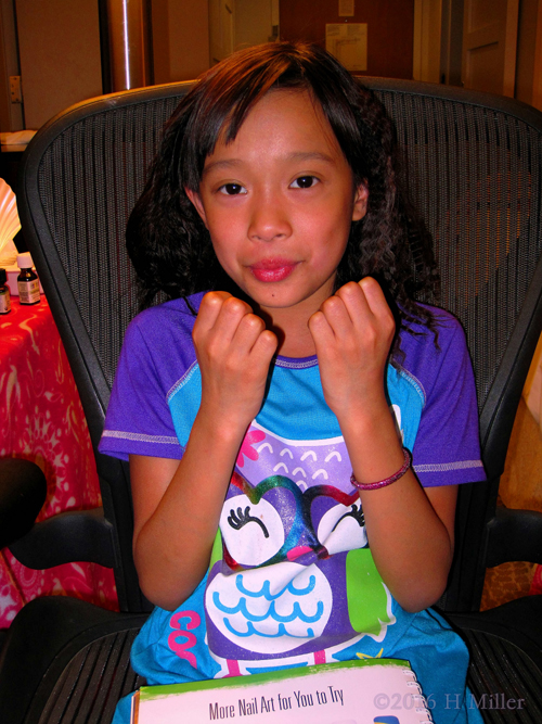 Mei Li Sitting With Her Girls Manicur Mei Li Sitting With Her Girls Manicur