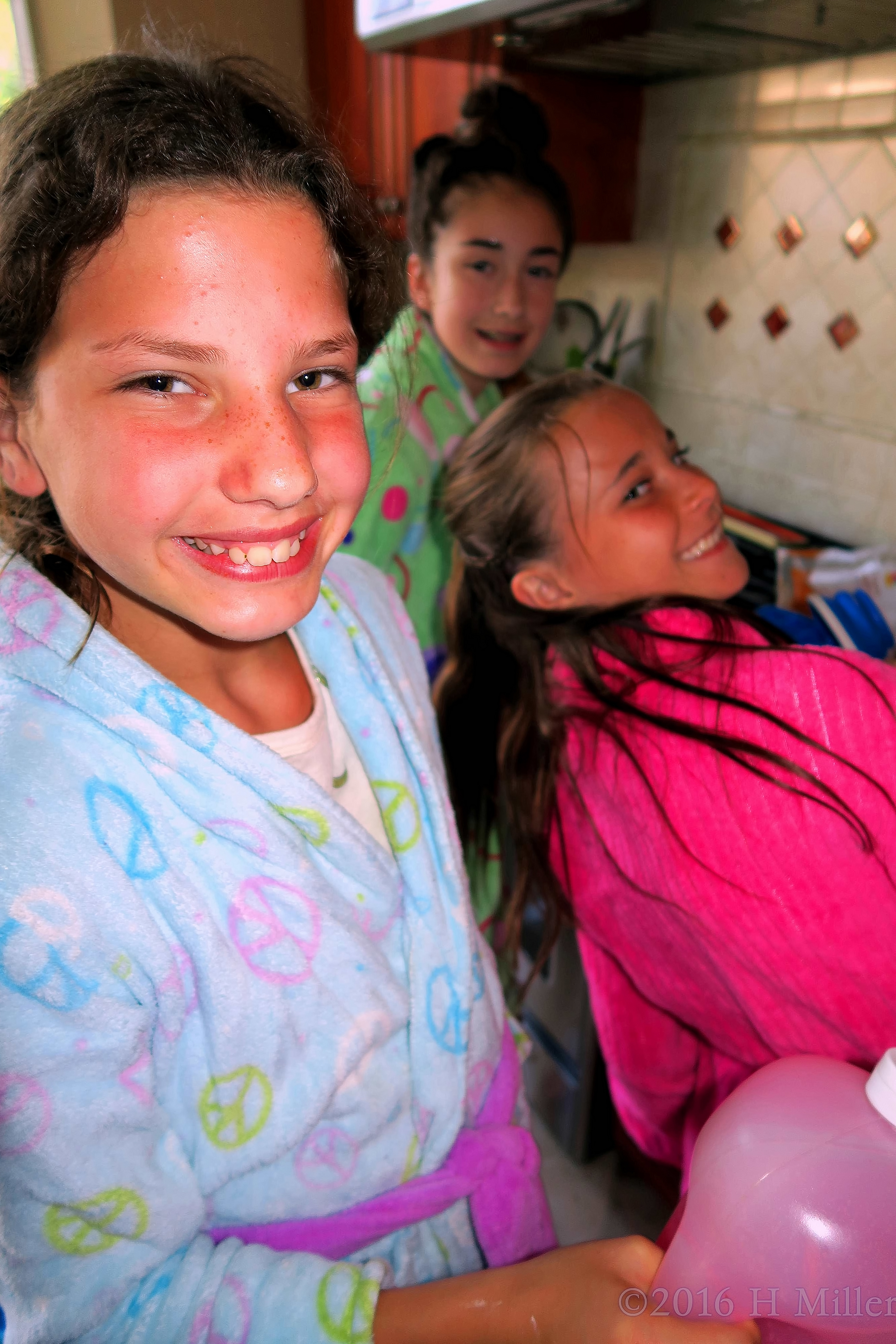 She's Having Fun With The Kids Spa Party Crafts! She's Having Fun With The Kids Spa Party Crafts!