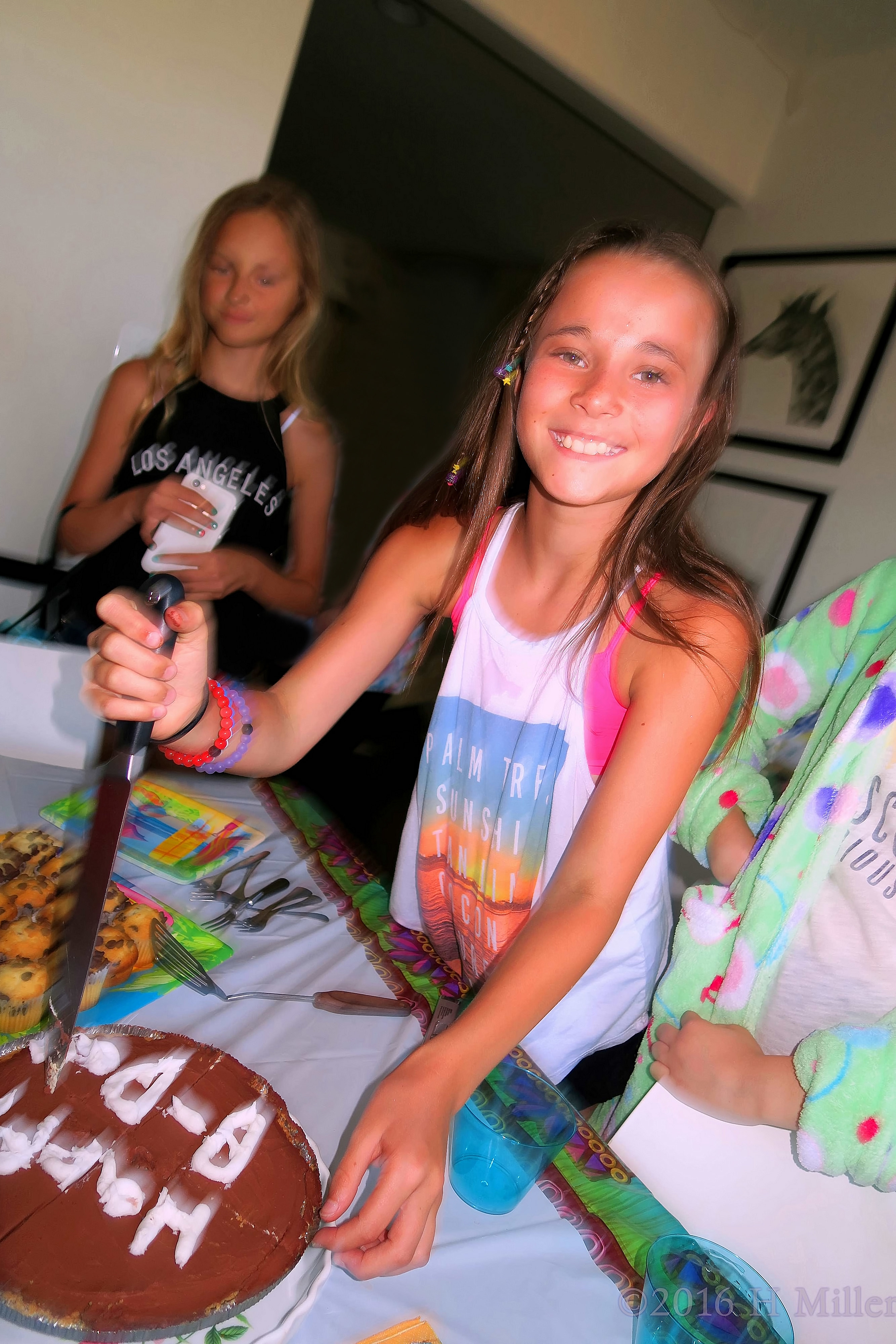 Cutting Cake Isn't Difficult For Her! Cutting Cake Isn't Difficult For Her!