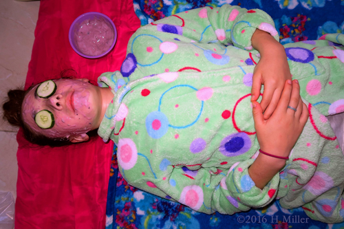 Relaxing In A Homemade Blueberry Yogurt Facial