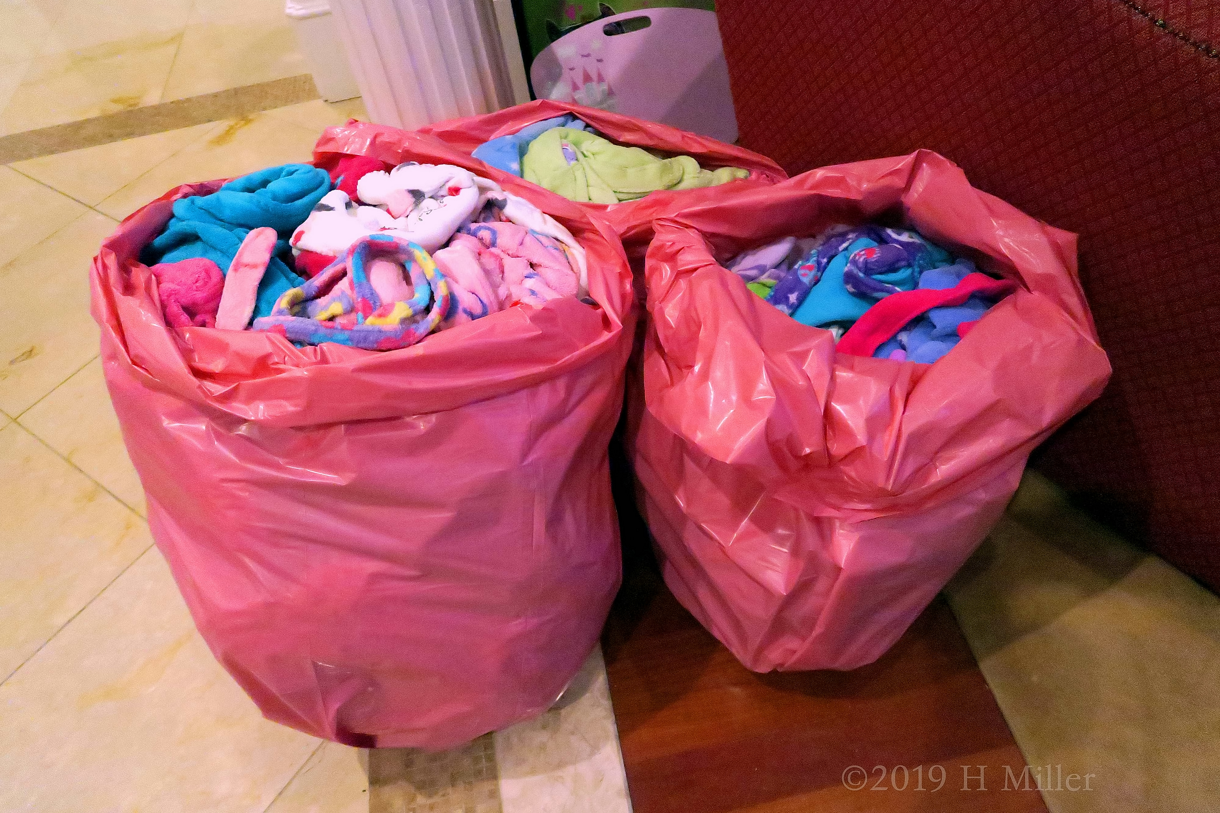 Girls Can Be Choosy! Kids Spa Robes Are Ready To Wear In Their Pink Bags! Girls Can Be Choosy! Kids Spa Robes Are Ready To Wear In Their Pink Bags!