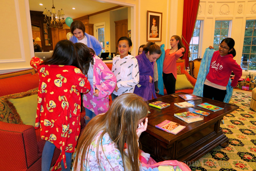 Please Help Tie My Sash! Friends Help Each Other Put On The Spa Robes! Please Help Tie My Sash! Friends Help Each Other Put On The Spa Robes!