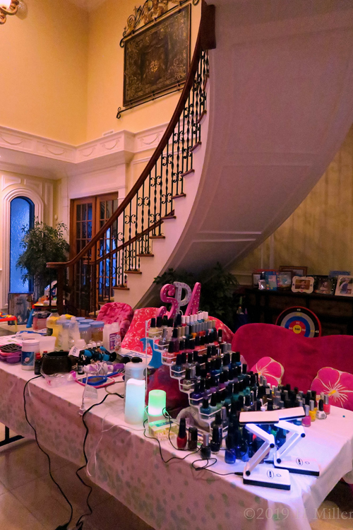 The Scent Machine Makes Beautiful Colorful Aromatherapy For The Party, While The Girls Can Choose From All The Awesome Colors! The Scent Machine Makes Beautiful Colorful Aromatherapy For The Party, While The Girls Can Choose From All The Awesome Colors!