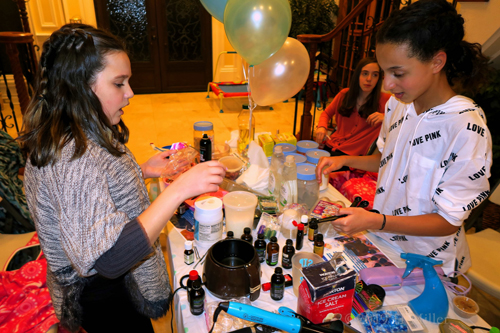 Friends Creating The Kids Crafts Together! Friends Creating The Kids Crafts Together!