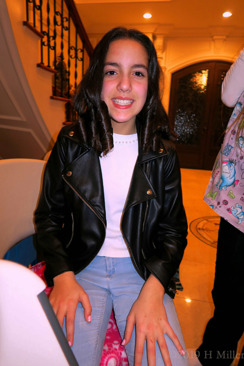 Super Curly Curls! Curled Girls Hairstyle On This Party Guest! Super Curly Curls! Curled Girls Hairstyle On This Party Guest!