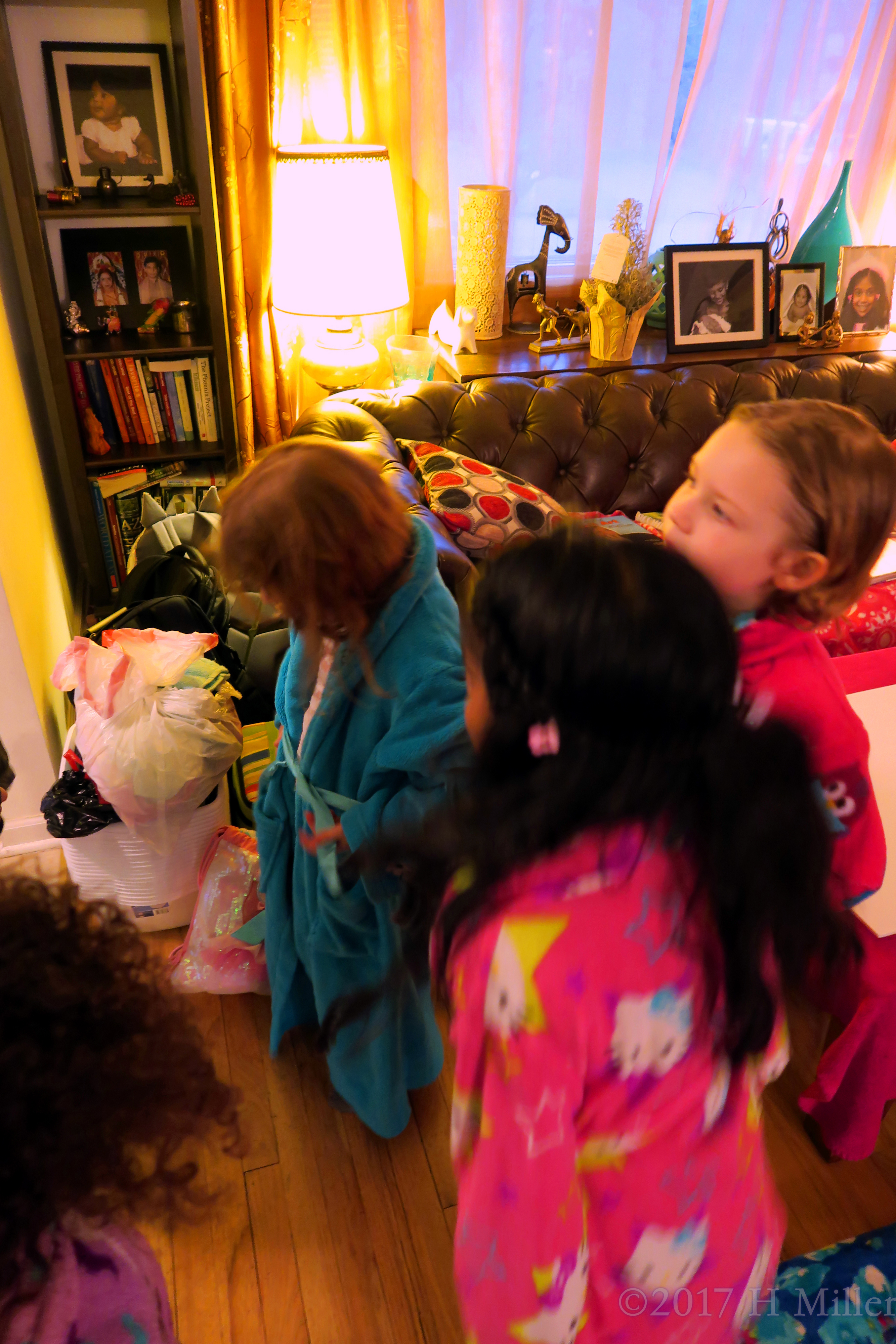 Everyone Is Patiently Choosing Their Favorite Spa Robe! Everyone Is Patiently Choosing Their Favorite Spa Robe!