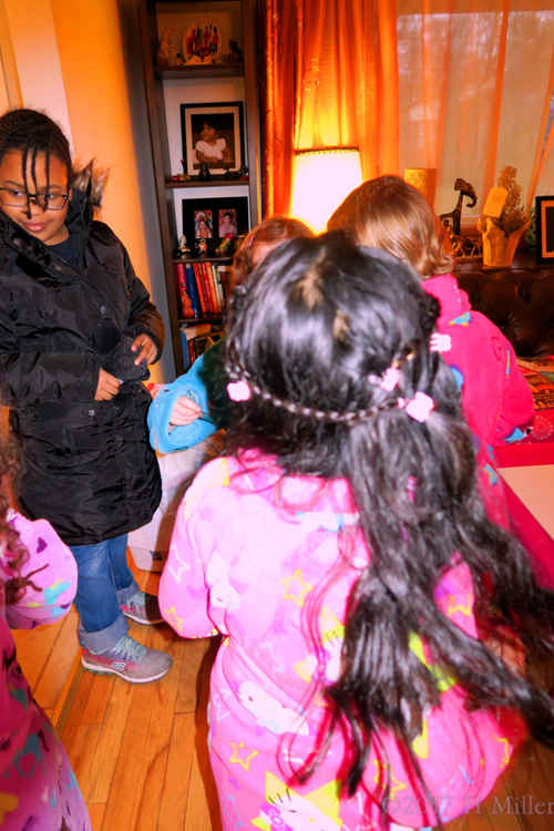 Everyone Is Putting On Their Spa Robe At The Girls Spa! Everyone Is Putting On Their Spa Robe At The Girls Spa!