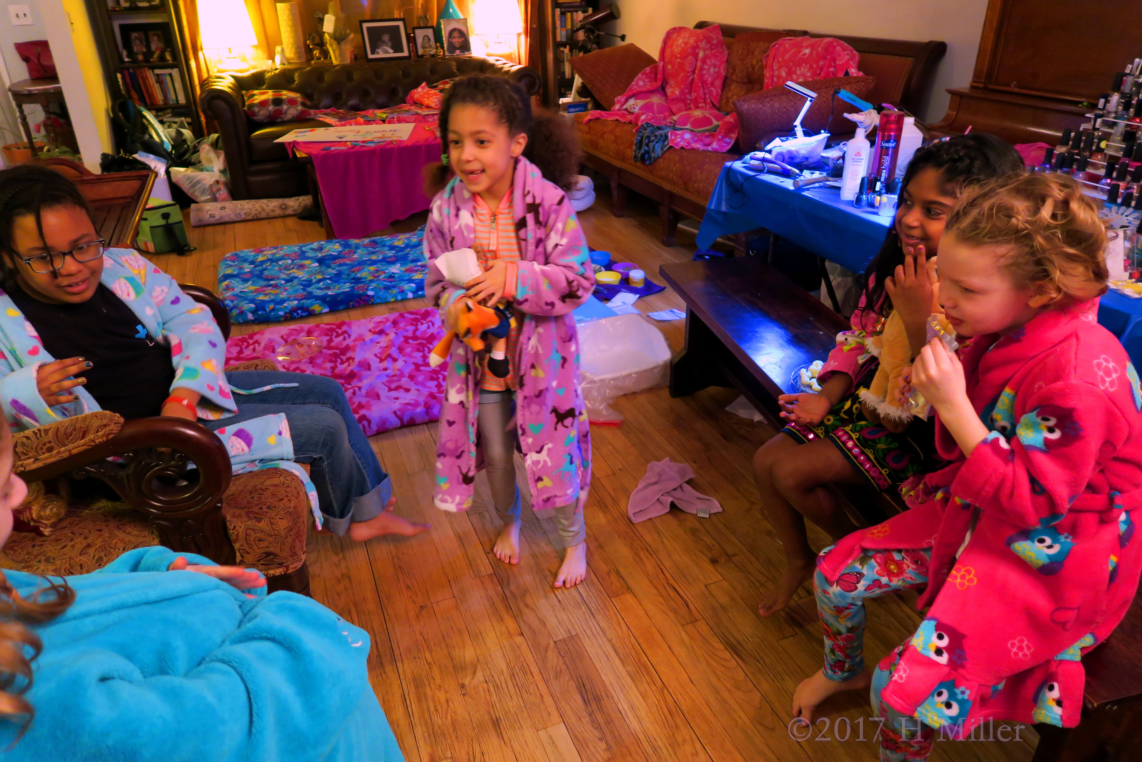 The Spa Party Is So Much Fun With Friends! The Spa Party Is So Much Fun With Friends!