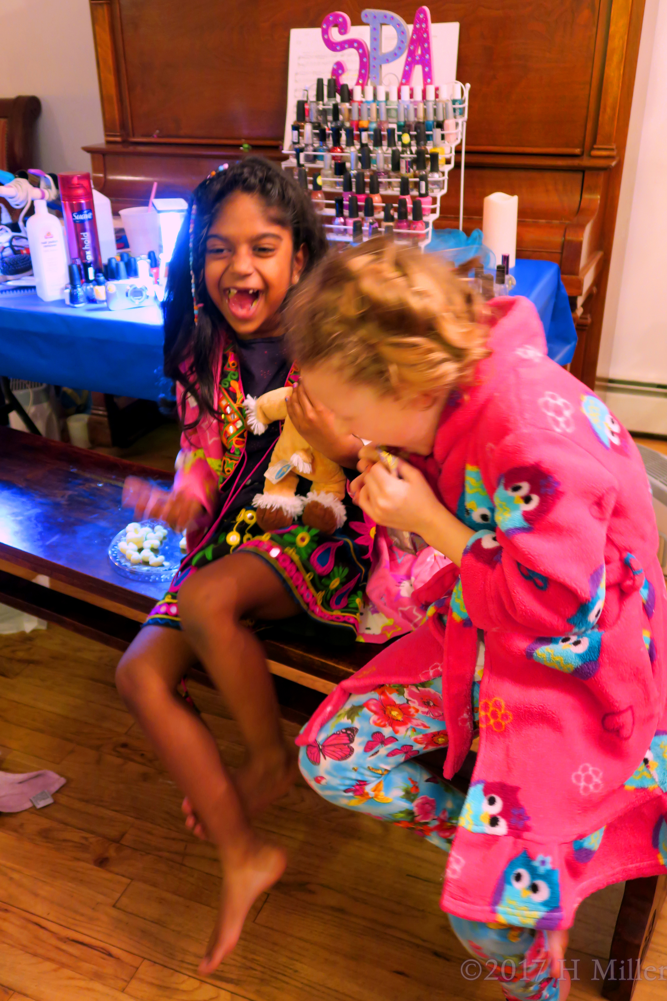 These Friends Can't Stop Laughing! These Friends Can't Stop Laughing!