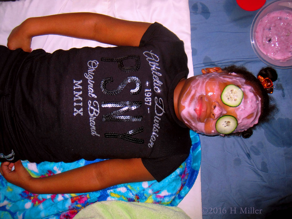 Cucumber And Blueberry Face Masque For Girls Facials. 