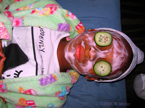 Kids Facial Masque Is Sooo Relaxing! Kids Facial Masque Is Sooo Relaxing!