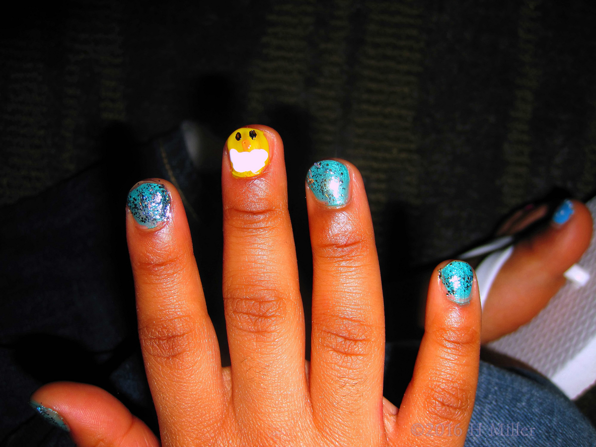 How Cute! She Has A Little Chick Nail Art Design!. 