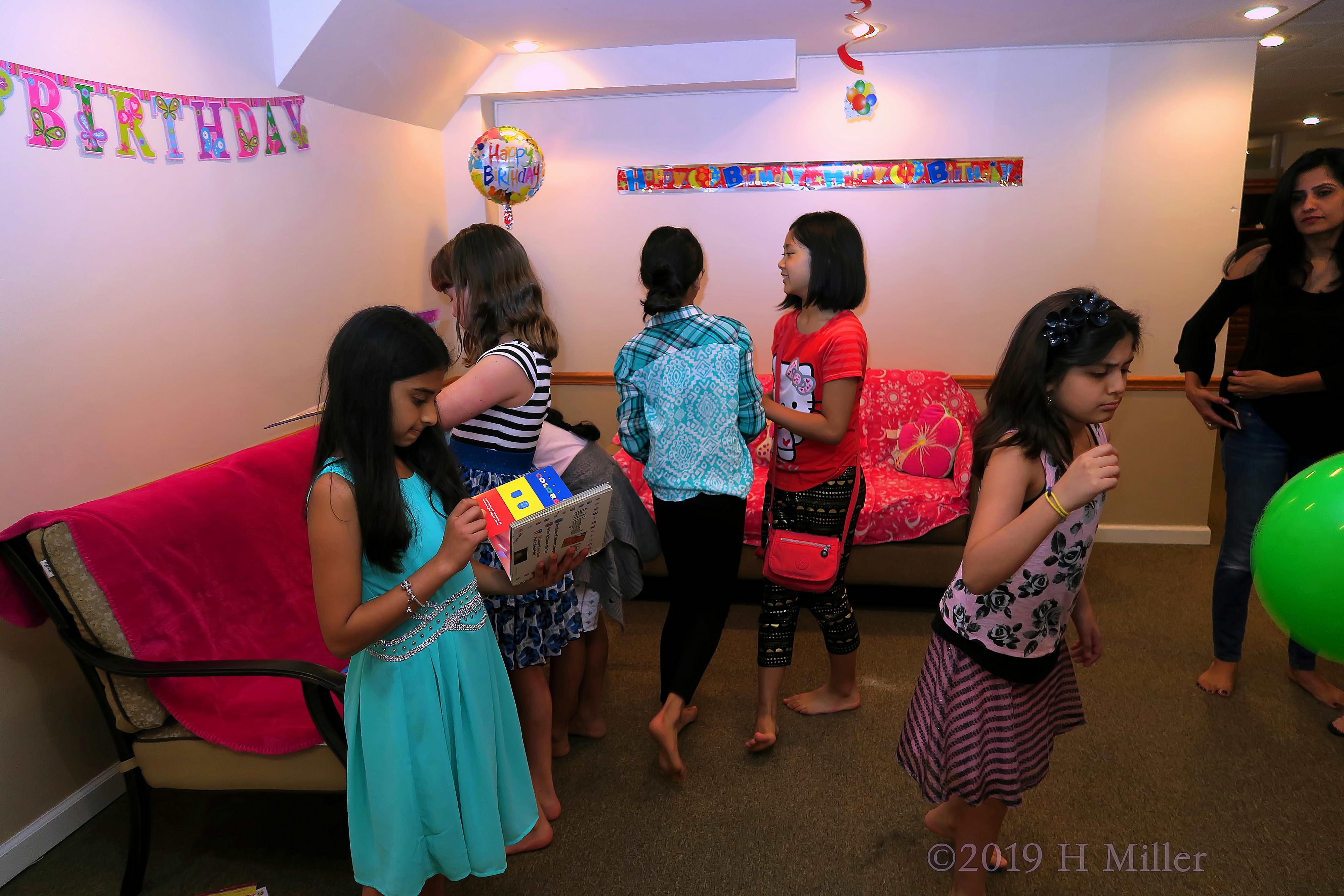 Birthday Guest Checking Out The Fun Kids Hairstyles For Her Spa Activities Birthday Guest Checking Out The Fun Kids Hairstyles For Her Spa Activities