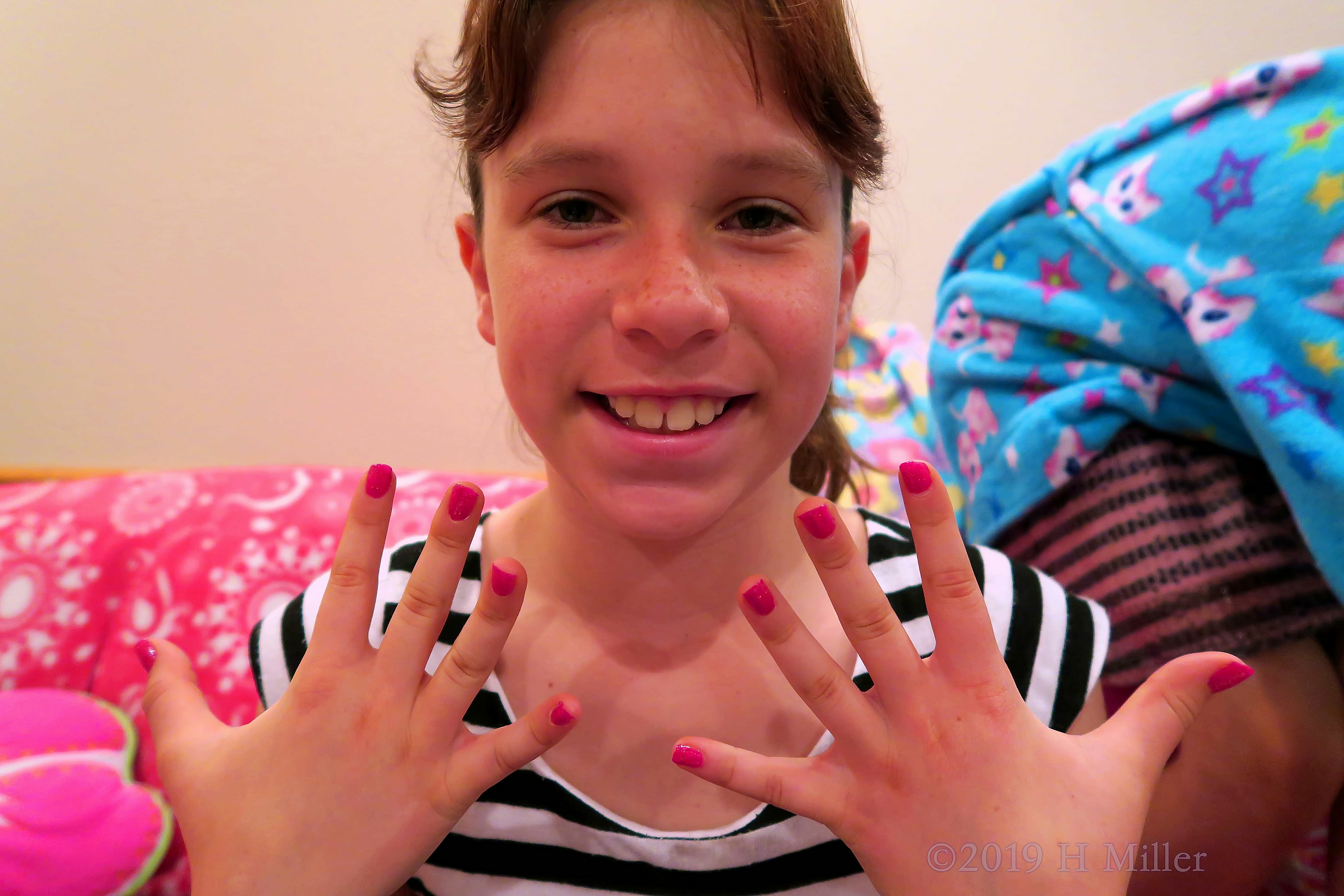This Bright Pink Kids Manicure Is So Cool This Bright Pink Kids Manicure Is So Cool
