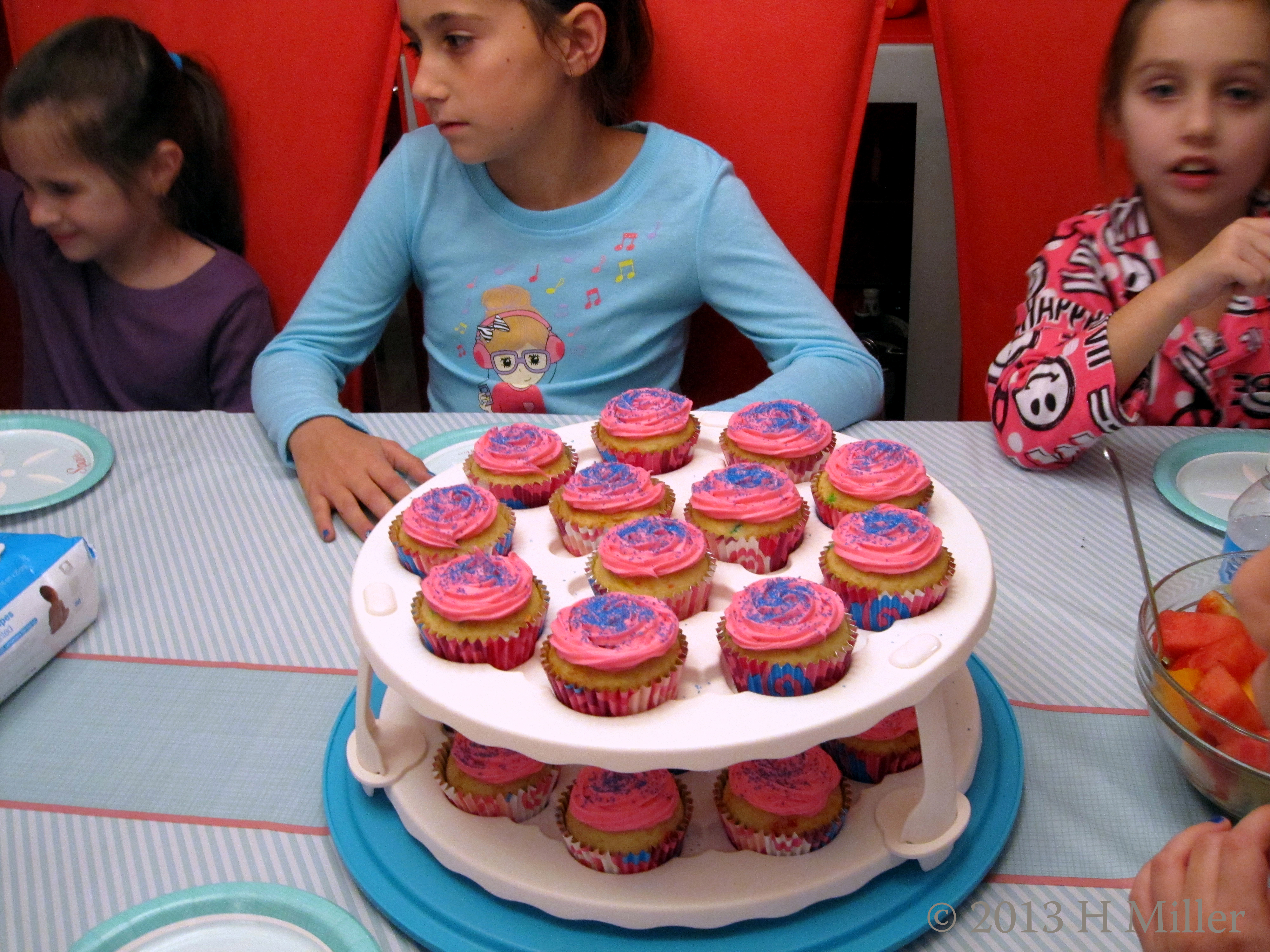 Two Levels Of Yummy Cupcakes~ Two Levels Of Yummy Cupcakes~