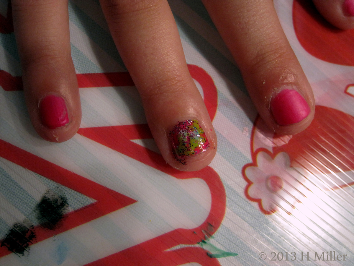 Mini Mani Kids Nail Art Color Swirls With Glitter Mini Mani Kids Nail Art Color Swirls With Glitter