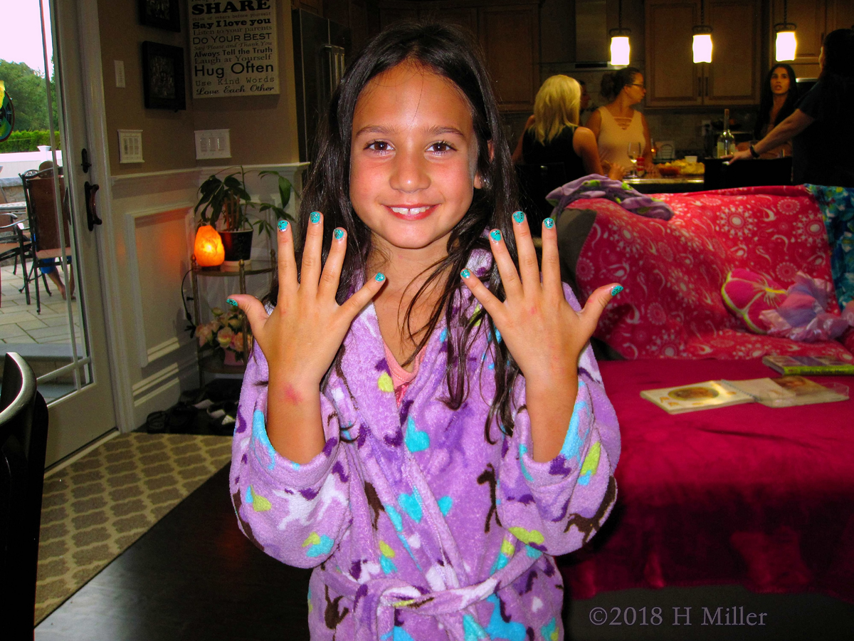 Super Cool Mini Mani Session At The Spa Birthday Party! 